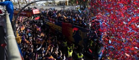 Mii de fani au sărbătorit pe străzi câştigarea titlului de către FC Barcelona